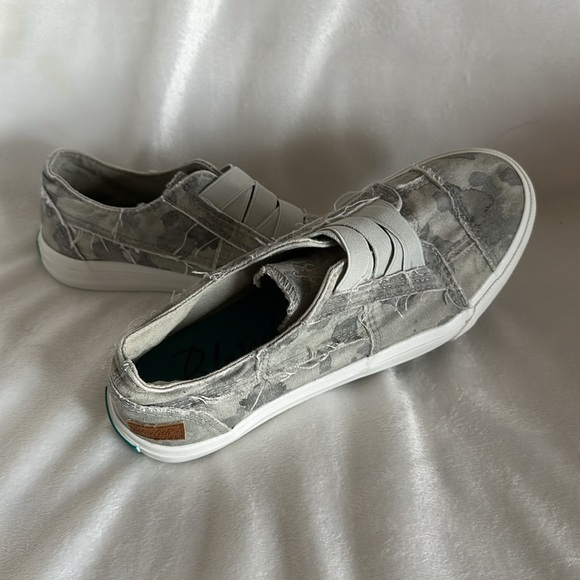Gray camo slip on Blowfish sneakers size 7 - Picture 2 of 6